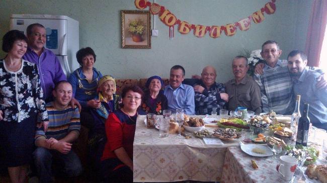 На Южном Урале 100-летней бабушке, пережившей голод, правнуки испекли каравай
