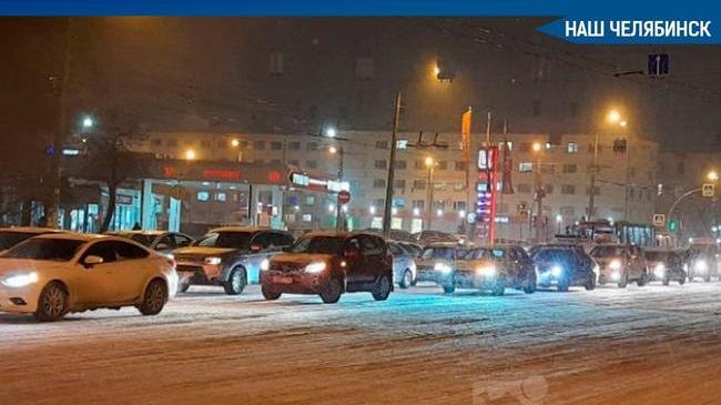 🚦🚘 В Челябинске тысячи машин встали в многокилометровых пробках – Яндекс оценил их в 8 баллов.