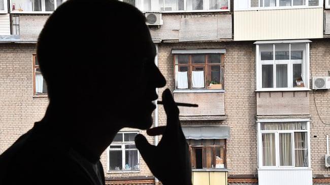 «Потушите сигарету!»: россиянам запретят курить на балконах