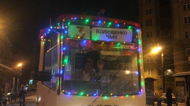 Трамваи и троллейбусы в Челябинске украсят новогодними гирляндами