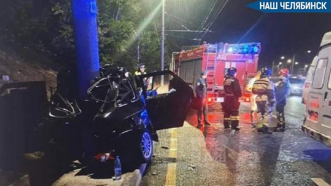 😨 В Челябинске «Приору» намотало на столб