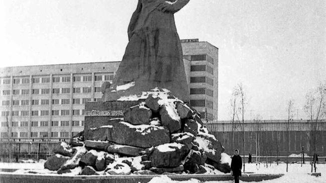 "Сказ об Урале" и гостиница "Челябинск" на привокзальной площади, 1969 год. 