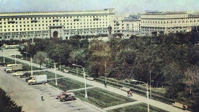 🅿 Парковка перед нынешним Челябинвестбанком. Самое начало 70х годов. Какие изменения заметили? 