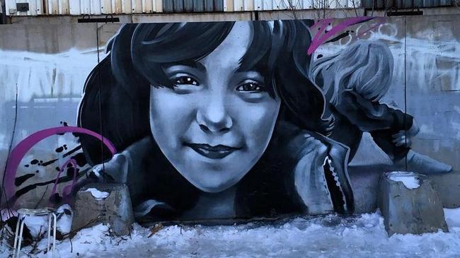 Стрит-арт на тему поддержки детей из детдома появился на одной из улиц Челябинска.