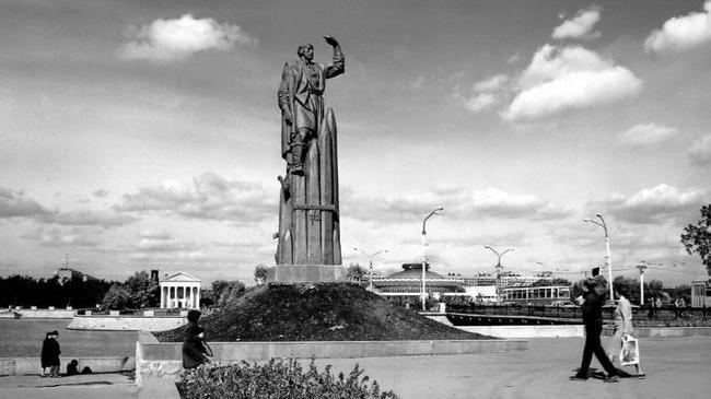 📷 Памятник Первостроителю Челябинска установили на набережной в сентябре 1986 года.