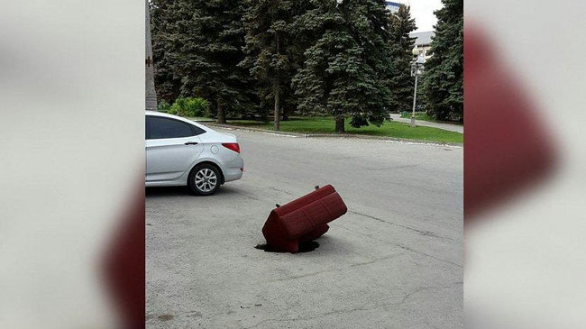 Провалившийся асфальт «замаскировали» креслом в центре Челябинска