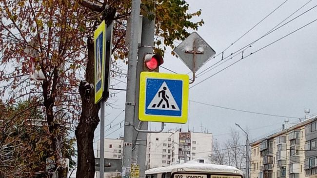 Дорожный знак закрыл светофор 