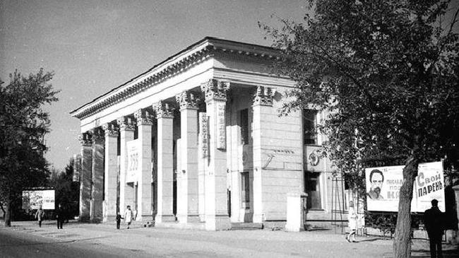 Кинотеатр 30 лет ВЛКСМ, Цвиллинга 81. Фотография 1974 года. Сейчас в этом здании находится ресторан Galleria Venezia.