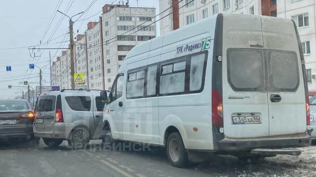 ⚡ На Комсомольском проспекте не поделили дорогу маршрутка и автомобиль