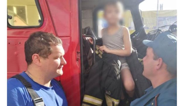 Пожарные сняли 5-летнего мальчика с окна многоэтажки в Челябинске