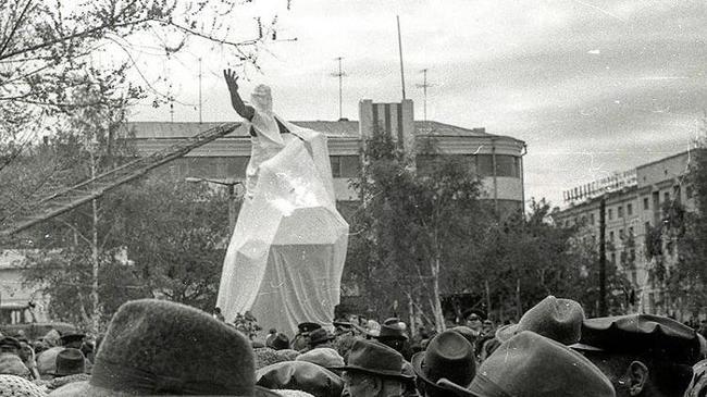 Открытие памятника настоящим защитникам Отечества, танкистам-добровольцам.Памятник расположен на улице Кирова. Угадайте, какой это год!?