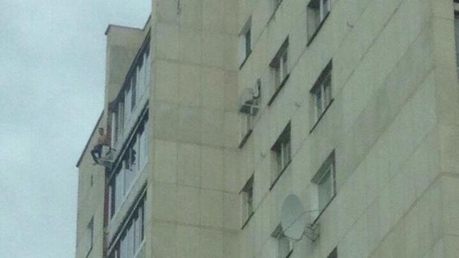 Мужчина забрался на кондиционер на 12-м этаже. ФОТО