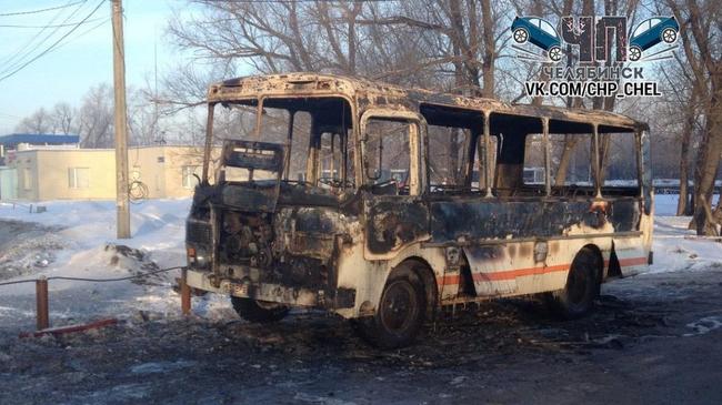 В Челябинске вспыхнула маршрутка. Машина сгорела дотла