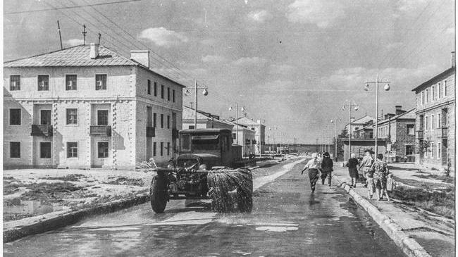 💦 Поливка улиц посёлка завода КПЗиС, 1951г. 