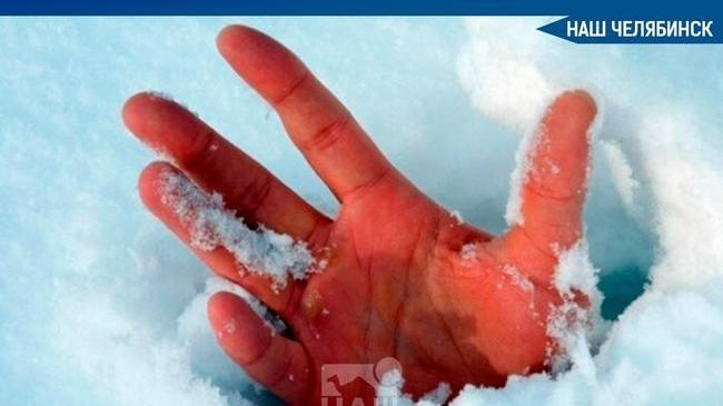 😨 Житель Чебаркуля упал в глубокий сугроб и пролежал в снегу несколько часов, не сумев самостоятельно выбраться. 