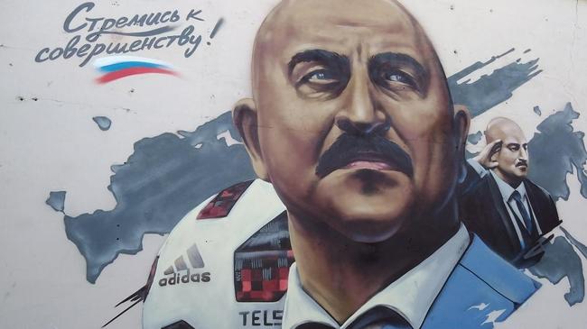 Гигантский портрет тренера сборной России разместили на стене в Челябинске
