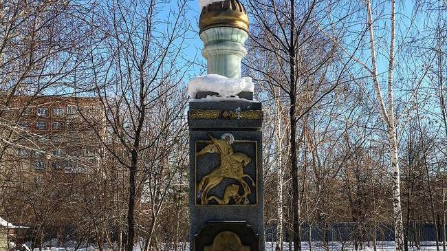 Памятник воинам российским на территории Храма в честь святителя Василия Великого.