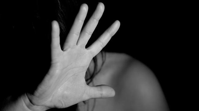 Полуголая бежала по подъезду в поисках помощи: 9 раз судимый мужчина изнасиловал молодую девушку