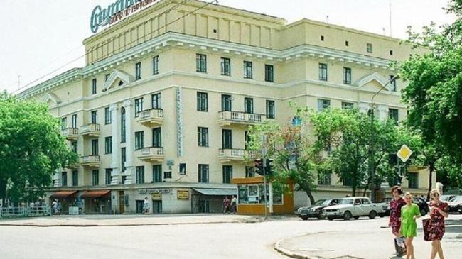 Перекресток проспекта Ленина и улицы Красной. Фото середины 90х годов. Сколько деревьев раньше было! И все балконы на месте 😊
