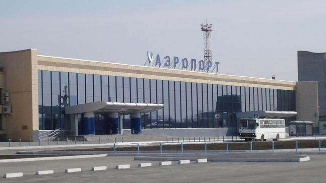 Посетителей челябинского аэропорта эвакуировали из-за звонка о бомбе.