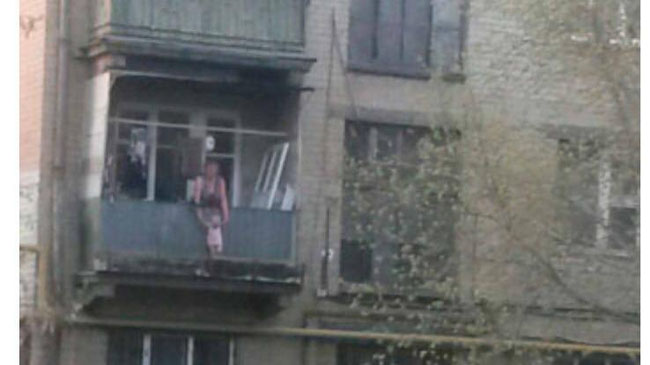 Жительница ЧМЗ «выгуливает» младенца, свешивая с балкона