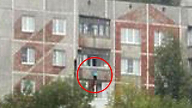 Соседи спасли малышку, соскользнувшую с козырька балкона четвертого этажа