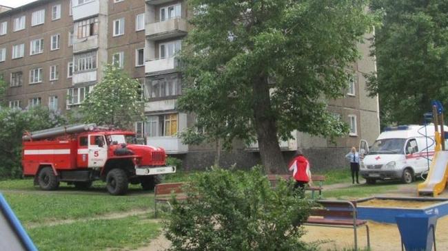 В Челябинске двое детей, спасаясь от пожара в квартире, выпрыгнули со второго этажа