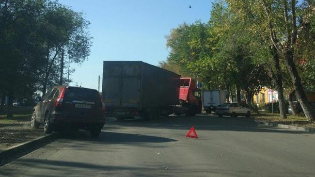 Большегруз перегородил проезд на крупной магистрали в Ленинском районе