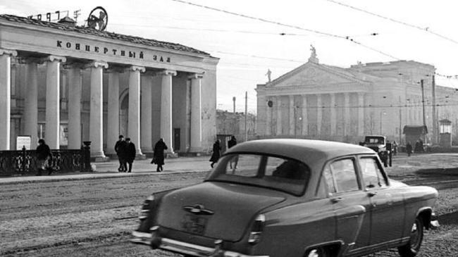 Филармония, Оперный театр, и не менее интересная будка регулировщика не перекрестке. Как думаете, какой год? 