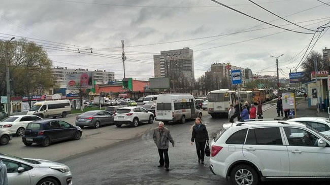 Оживлённая магистраль в Челябинске из-за двух аварий встала в плотной пробке