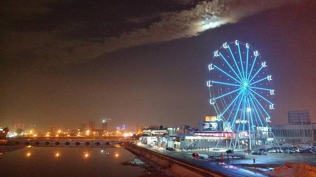 Ночь, мост, луна, река и колесо обозрения)