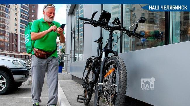 🚲 Челябинскому пенсионеру Александру Шкробот, который работает курьером, горожане помогли собрать деньги на ремонт велосипеда