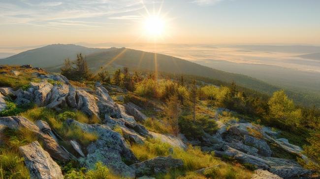 Восход солнца на хребтом Уреньга, а у самого горизонта виднеются вершины хребтов национального парка Таганай.