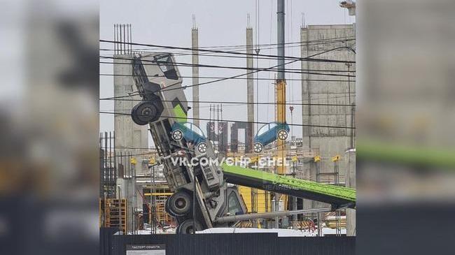 🏗️ На стройке челябинского аквапарка перевернулся кран