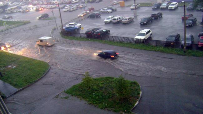 💦Челябинские ливнёвки и электросети не справляются с грозой.