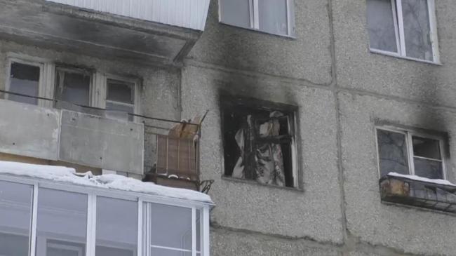Из горящей квартиры вынесли троих маленьких детей.