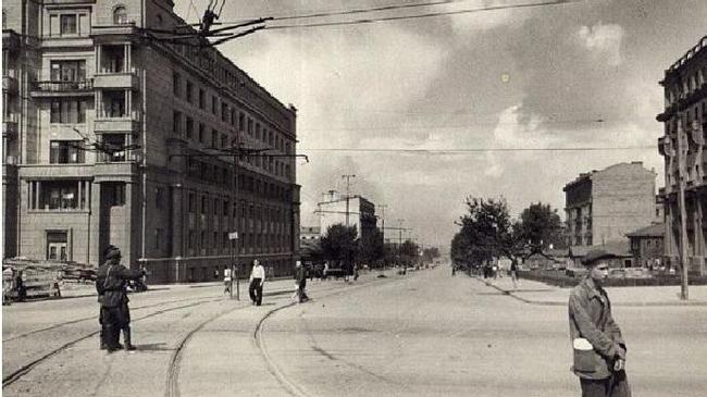 Улица Цвиллинга в районе площади Революции. Предположительно, фото 50х годов. А как думаете вы?