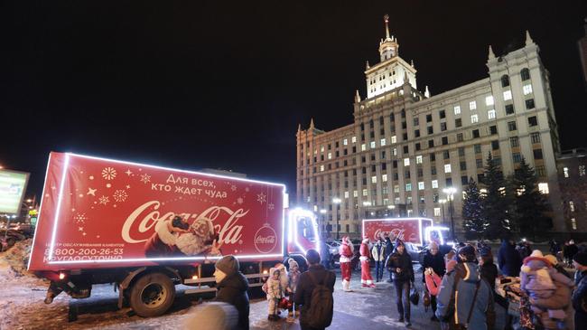 Караван праздника: Деды Морозы устроили отрыв возле ЮУрГУ