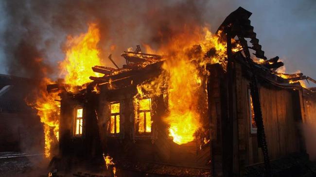В Каслях сгорел дом, в котором жил убийца 10-летнего мальчика