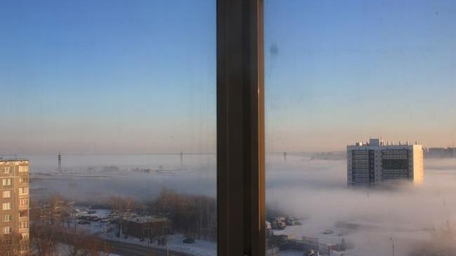 Челябинский Сайлент Хилл 😬 Вот такая картина открылась с балкона морозным утром. Туман пришел с озера (слева).