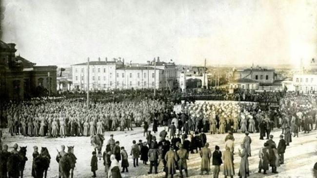 Митинг у Народного дома на нынешней площади Революции, начало 20- х годов. Как думаете, по какому поводу?