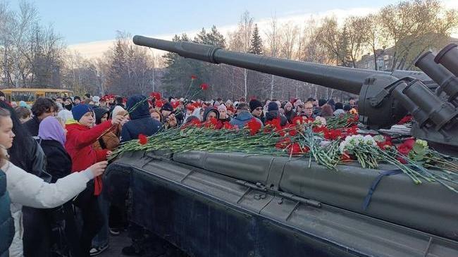 🥀 В Копейске возложили цветы к памятнику-танку в Парке Победы в память о погибших на заводе. 