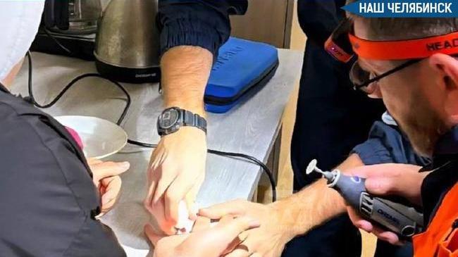 💍 Челябинец едва не лишился пальца из-за кольца 