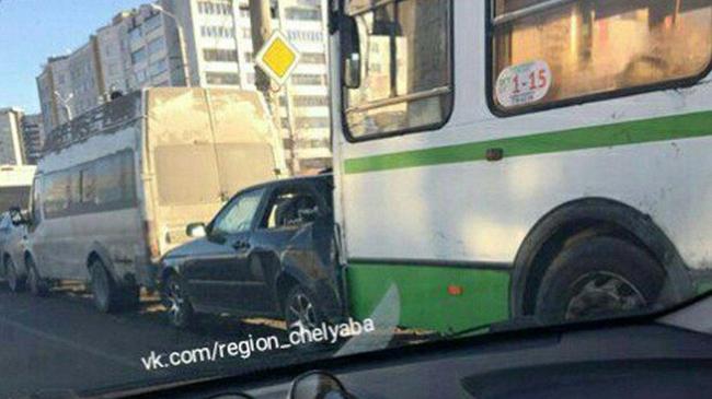 Массовая авария с маршрутками и автобусом произошла возле ТРК «Фокус» 