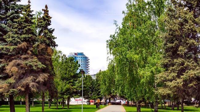 За пл.Революции г. Челябинск