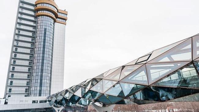 Футуристический Челябинск: Пешеходный мост-перехода длиной почти 78 м, соединивший гранд-отель «Видгоф» и бизнес-холл «БОВИД». 