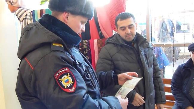 Полиция и ФСБ задержали на Каширинском рынке Челябинска 50 мигрантов