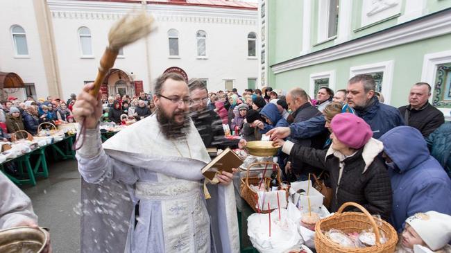 В Челябинске христиане освятили куличи и пасхальные яйца