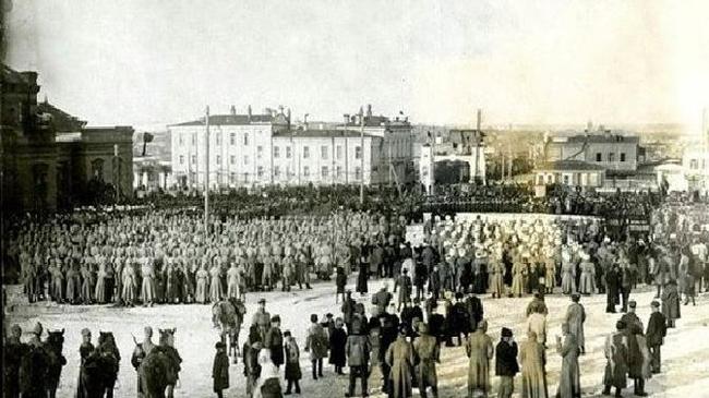 Митинг у Народного дома на нынешней площади Революции, начало 20 х годов. 
