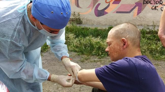 Житель Челябинска раз в неделю ездит на теплотрассу и делает перевязки бездомным